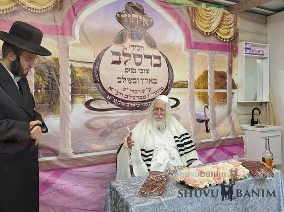 Rabbi Eliezer Berland Shlit”a Affixing Mezuzah at Offices of “Ichud Breslov Shuvu Banim”