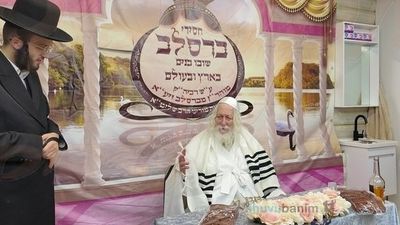 Rabbi Eliezer Berland Shlit”a Affixing Mezuzah at Offices of “Ichud Breslov Shuvu Banim”