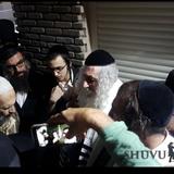 הקליפ מתוך המפגש המרגש של הרב ברלנד והרב דב קוק בחולון