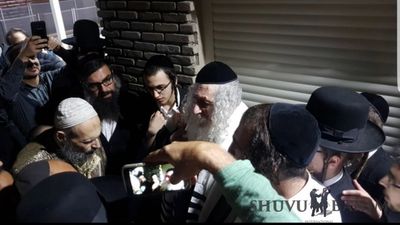 הקליפ מתוך המפגש המרגש של הרב ברלנד והרב דב קוק בחולון