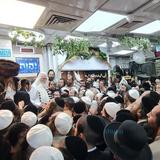 "בְּקוֹלוֹת וּבְרָקִים עֲלֵיהֶם נִגְלֵיתָ" • סיקור נרחב מקיבוץ שבועות במחיצתו של הגה"צ רבי אליעזר ברלנד שליט"א