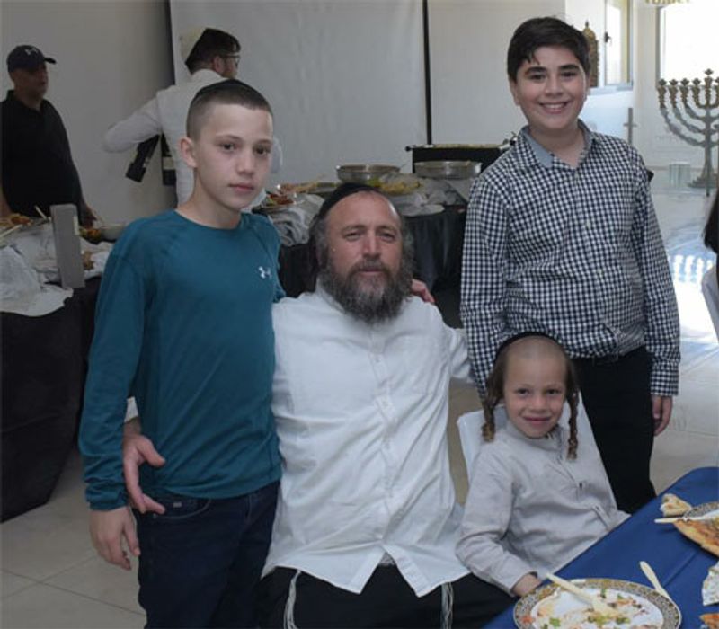 הבחור שלמה שמעון רגב בן עמליה עם אביו ומשפחתו