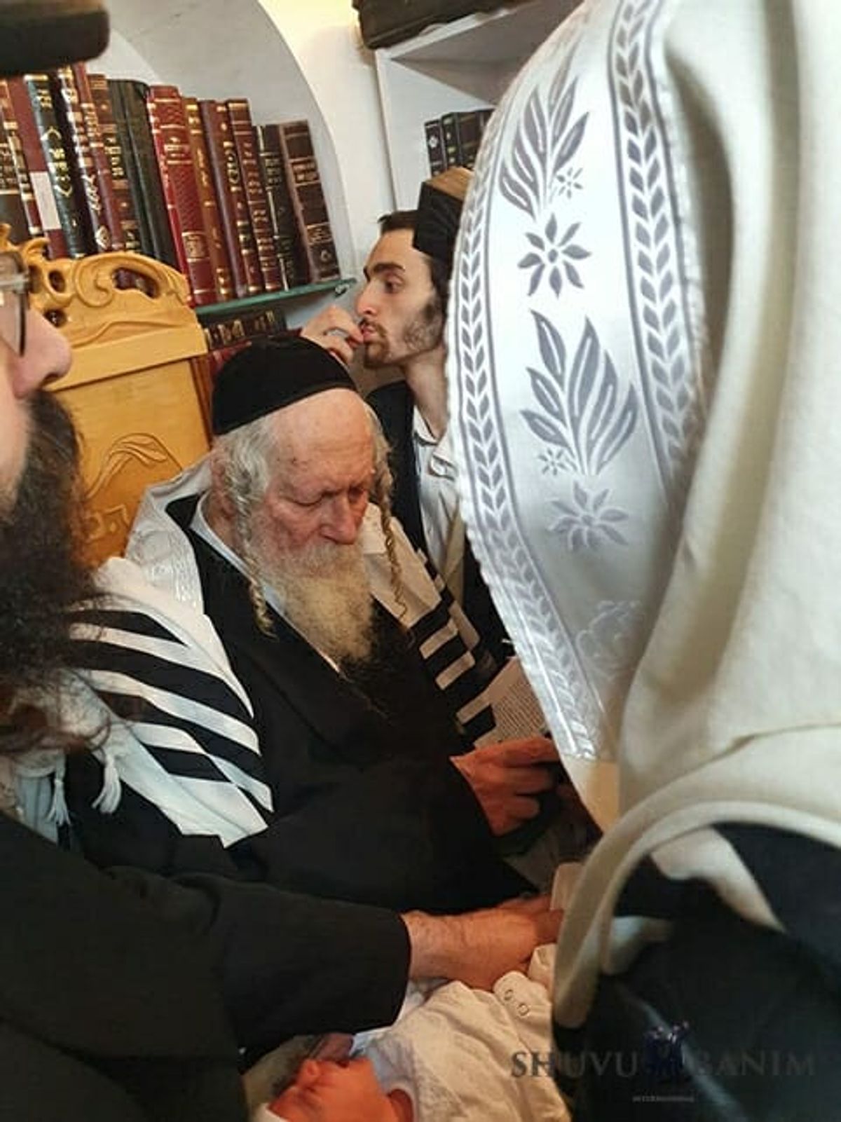 ברית מילה אצל כ"ק הגה"צ הרב אליעזר ברלנד שליט"א - מראות הקודש