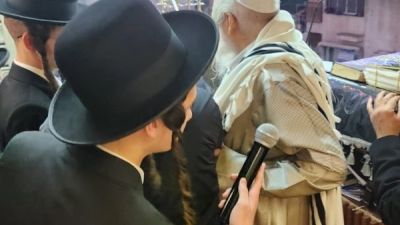 מָעוֹז צוּר יְשׁוּעָתִי ◇ תיעוד מהדלקת הנר החמישי במעון קודשו של הגה"צ רבי אליעזר ברלנד שליט"א