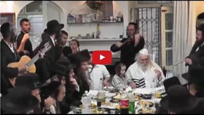 צפו: הרב אליעזר ברלנד שליט"א בדביקות נוראה בזמן שבע הברכות של נכדו לבית משפחת צוקר