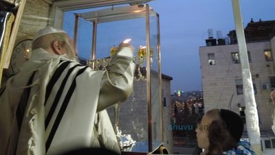 תיעוד מהדלקת נר שני של חנוכה ע"י הגה"צ רבי אליעזר ברלנד שליט"א