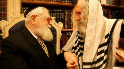 הגה"צ ר' אליעזר ברלנד שליט"א עם מר"ן ר' עובדיה יוסף במפגש מיוחד.