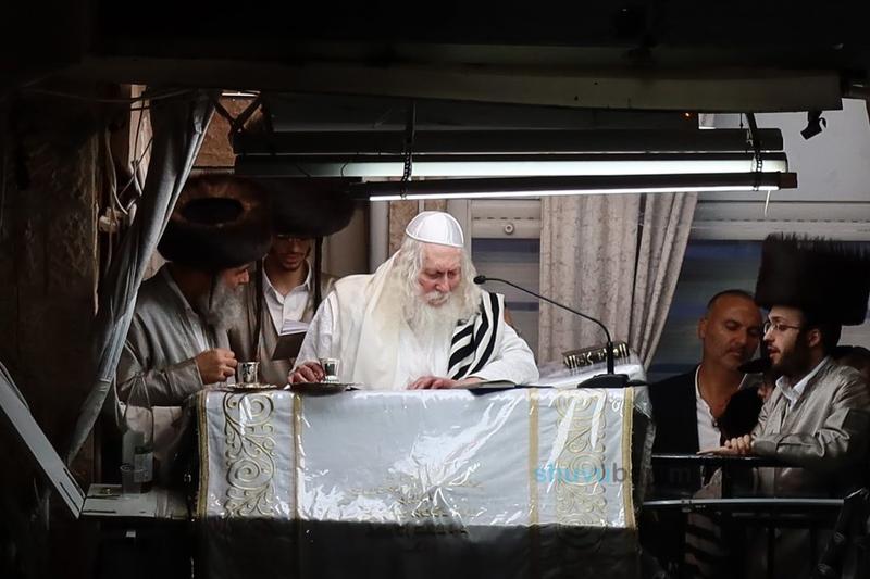 וַתִּקָּהֵל הָעֵדָה אֶל פֶּתַח אֹהֶל מוֹעֵד • שבת פרשת צו־פרה בצילו של הגה"צ רבי