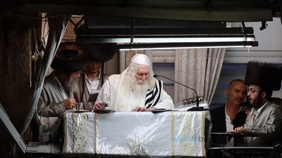 וַתִּקָּהֵל הָעֵדָה אֶל פֶּתַח אֹהֶל מוֹעֵד • שבת פרשת צו־פרה בצילו של הגה"צ רבי אליעזר ברלנד שליט"א