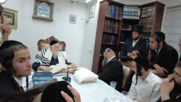 תמונה מהשיעור של מורנו הרב ברלנד שליט