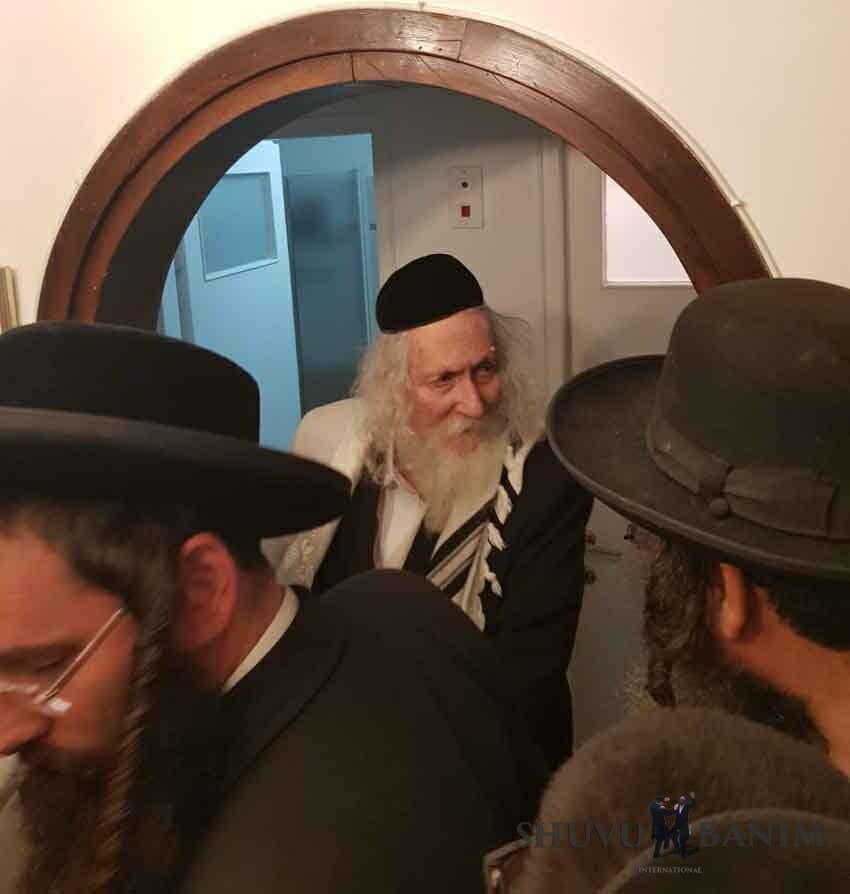 צפו: הגה"צ הרב אליעזר ברלנד שליט"א בחוג בית בקריית מנחם ירושלים - גלריית תמונות