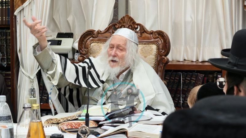 Rabbi Eliezer Berland shlit"a during the shiur