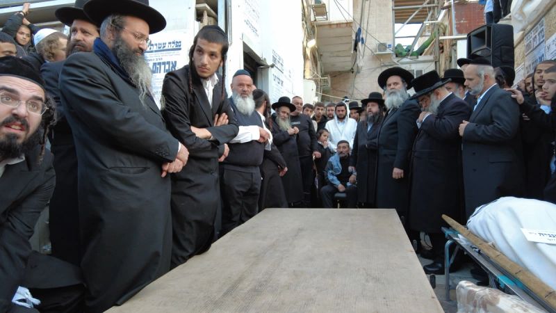 ההמונים בלוויית הרה"ח ר' אברהם חנניה זצוק"ל מתחת לחלונות בית מורנו הרב שליט"א