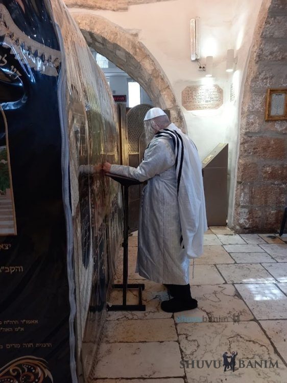Rav Eliezer Berland Shlit”a Prays at Rachel’s Tomb