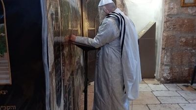 Rav Eliezer Berland Shlit”a Prays at Rachel’s Tomb