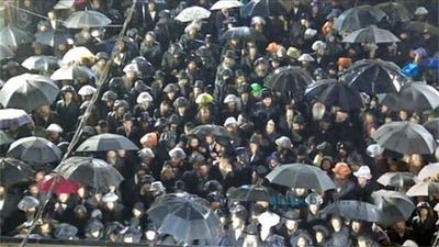 קר וגשום? תפילות אש להבה תחת כיפת השמיים - ק"ק שובו בנים עם הגה"צ הרב ברלנד שליט"א