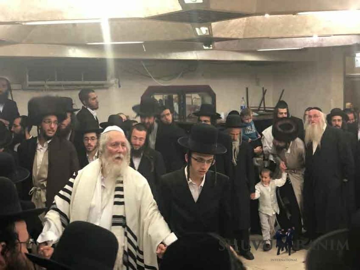 גלרייה משמחת נוספת הגה"צ הרב אליעזר ברלנד שליט"א באירוסין של נפתלי צוקר עם בת הרב שטרן שליט"א