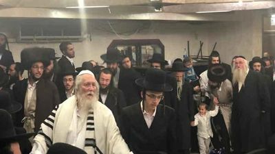 גלרייה משמחת נוספת הגה"צ הרב אליעזר ברלנד שליט"א באירוסין של נפתלי צוקר עם בת הרב שטרן שליט"א