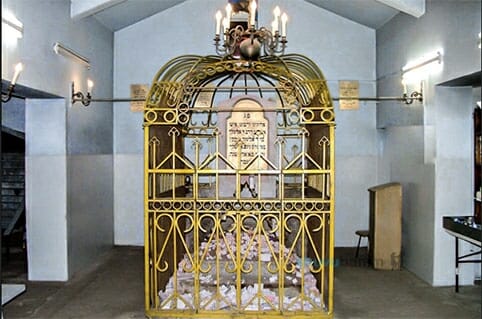 הנועם אלימלך תיקן שני יהודים שמסרו לתפיסה את הצדיק רבי מיכל מזלאטשוב