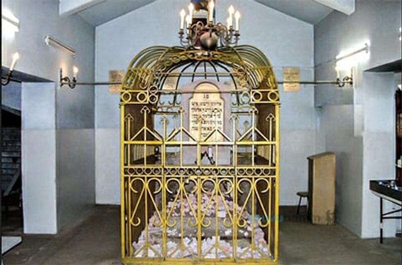 הנועם אלימלך תיקן שני יהודים שמסרו לתפיסה את הצדיק רבי מיכל מזלאטשוב