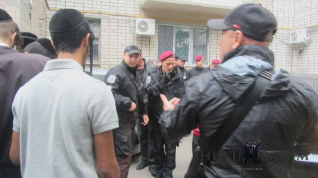 הגה"צ הרב אליעזר ברלנד שליט"א ברגעי ההגעה לביתו באומן