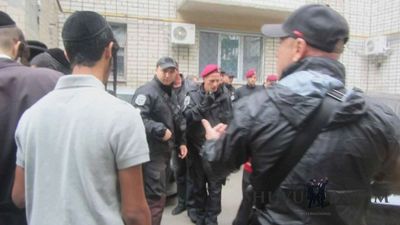 הגה"צ הרב אליעזר ברלנד שליט"א ברגעי ההגעה לביתו באומן