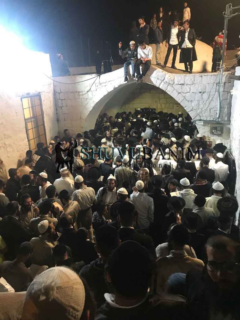 המונים גודשים את ציון יוסף הצדיק וממתינים לבואו של הרב ברלנד שליט