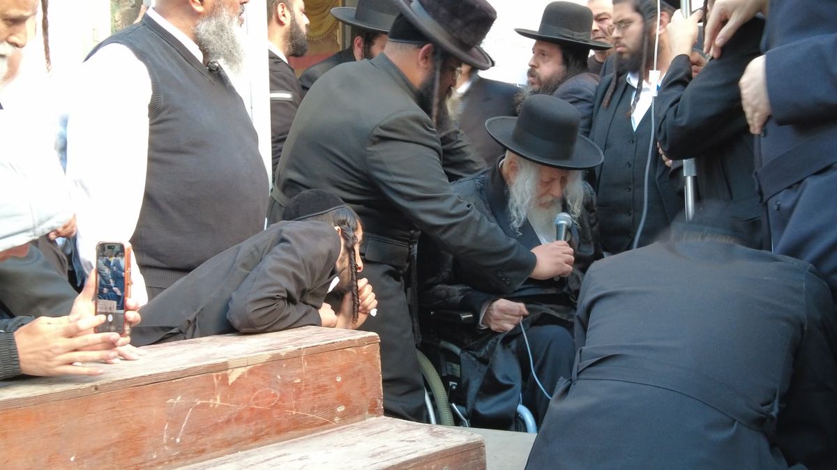 צפו: הרב ברלנד מספיד את ר' אברהם חנניה זצוק"ל • "היה נשמת רבנו ממש"