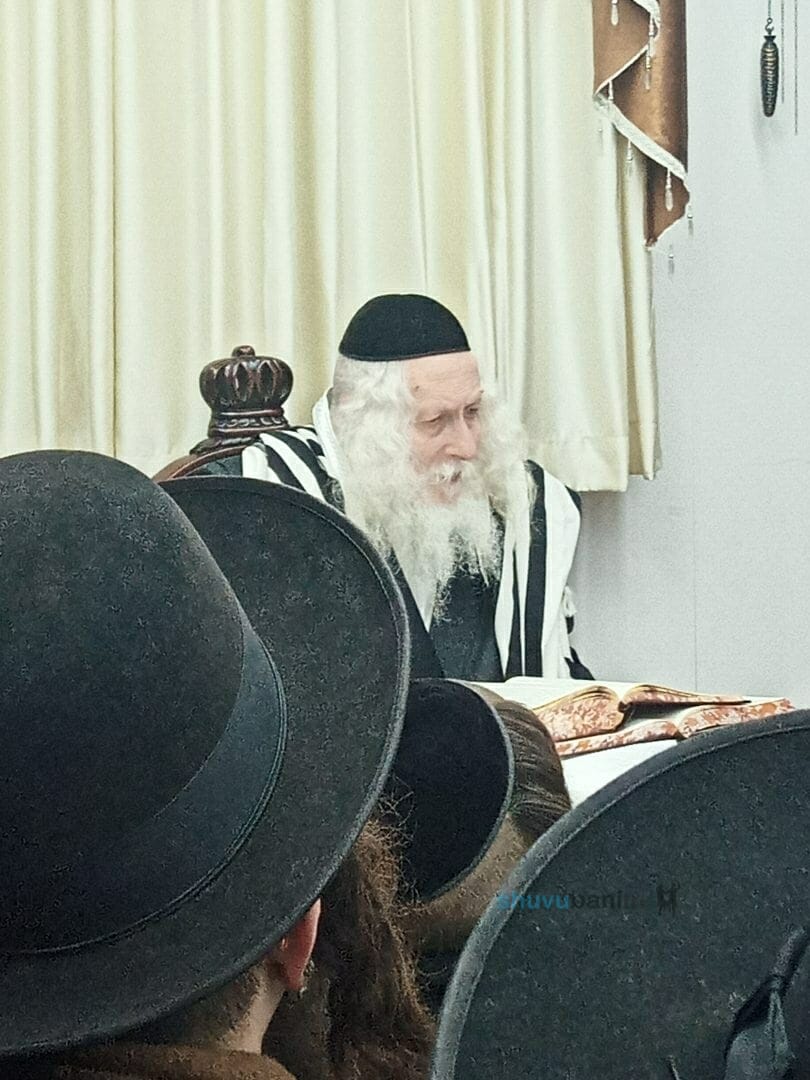 קבוצת לומדי הדף היומי בשיעור אצל הגה"צ רבי אליעזר ברלנד שליט"א