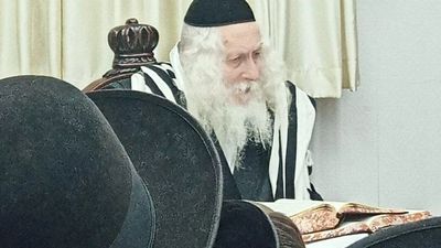 קבוצת לומדי הדף היומי בשיעור אצל הגה"צ רבי אליעזר ברלנד שליט"א