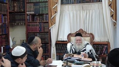 שיעור לתושבי אריאל במעונו של הגה"צ רבי אליעזר ברלנד שליט"א