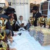 מעמד חלוקת החומשים לילדי התשב"ר בבית הגה"צ הרב אליעזר ברלנד שליט"א