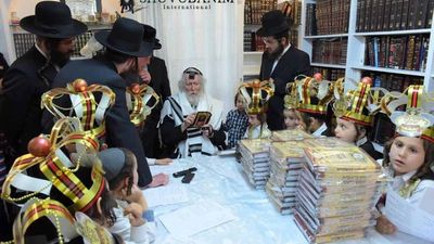 מעמד חלוקת החומשים לילדי התשב"ר בבית הגה"צ הרב אליעזר ברלנד שליט"א