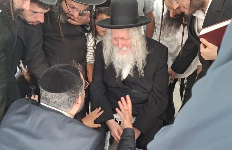 הגה"צ רבי אליעזר ברלנד שליט"א בניחום אבלים בבית משפחת דרעי בבאר שבע