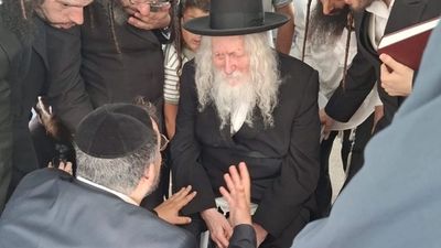 הגה"צ רבי אליעזר ברלנד שליט"א בניחום אבלים בבית משפחת דרעי בבאר שבע