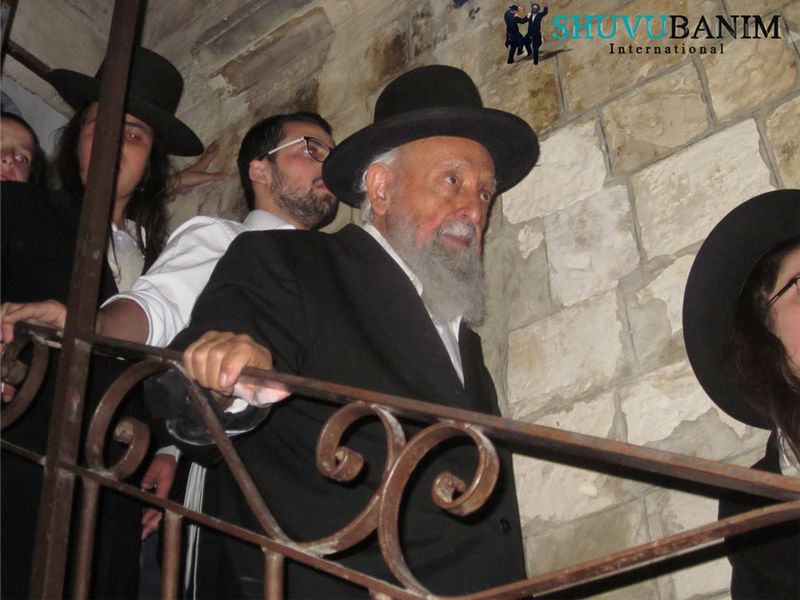 הרב שמעון בעדני בירידתו במדרגות ישיבת שובו בנים 