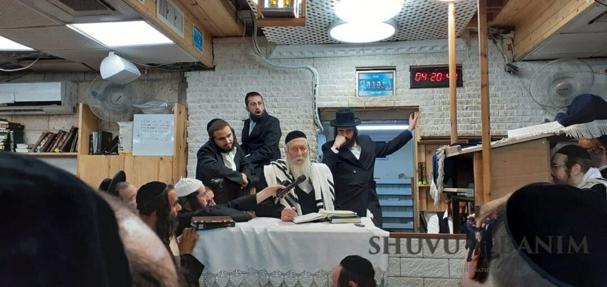 שפע של גילויים עם מורינו הרב אליעזר ברלנד שליט"א: שיעור בדף היומי, שחרית, ברית מילה ושיעור