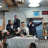 שפע של גילויים עם מורינו הרב אליעזר ברלנד שליט"א: שיעור בדף היומי, שחרית, ברית מילה ושיעור