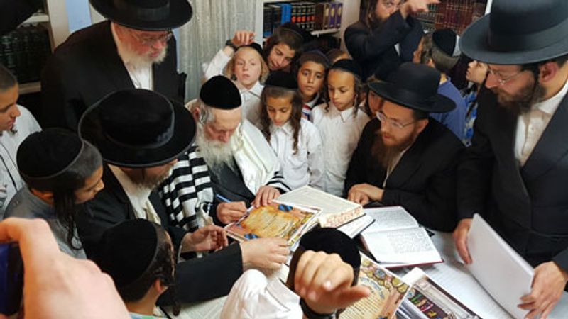 הרב ברלנד עם תלמידי נחמת ציון 2