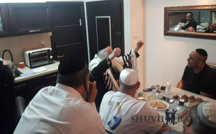 צפו: הגה"צ הרב אליעזר ברלנד שליט"א מדליק נר לכבוד נשמת הרב בן ציון אבא שאול זצ"ל - גלריית תמונות מחוגי הבית בבת ים