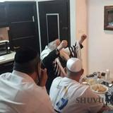 צפו: הגה"צ הרב אליעזר ברלנד שליט"א מדליק נר לכבוד נשמת הרב בן ציון אבא שאול זצ"ל - גלריית תמונות מחוגי הבית בבת ים