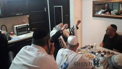 צפו: הגה"צ הרב אליעזר ברלנד שליט"א מדליק נר לכבוד נשמת הרב בן ציון אבא שאול זצ"ל - גלריית תמונות מחוגי הבית בבת ים