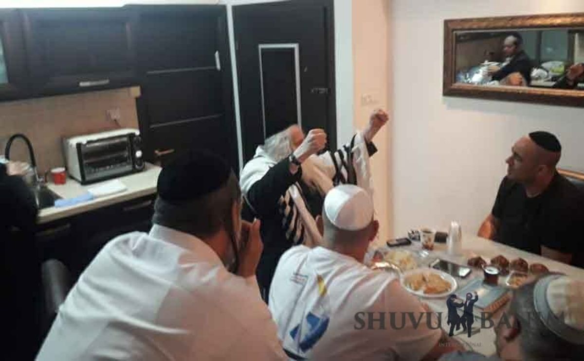 צפו: הגה"צ הרב אליעזר ברלנד שליט"א מדליק נר לכבוד נשמת הרב בן ציון אבא שאול זצ"ל - גלריית תמונות מחוגי הבית בבת ים