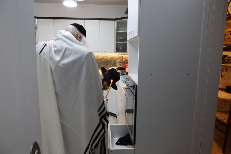 תיעוד נדיר: הגה"צ רבי אליעזר ברלנד שליט"א בבדיקת חמץ