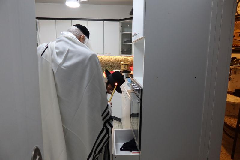 תיעוד נדיר: הגה"צ רבי אליעזר ברלנד שליט"א בבדיקת חמץ