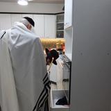 תיעוד נדיר: הגה"צ רבי אליעזר ברלנד שליט"א בבדיקת חמץ