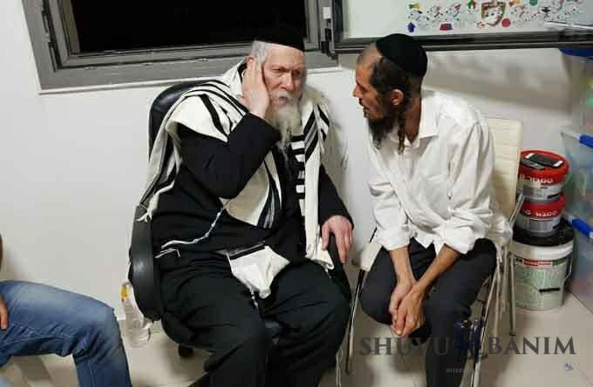 "אַתָּה רוֹצֶה שֶׁה' יִשְׁמֹר לְךָ אֶת הַבְּרִית, אַז תִּהְיֶה "וְהָיָה עֵקֶב"" - דברי הגה"צ הרב אליעזר ברלנד שליט"א ומראות הקודש מקבלת הקהל בחולון בבית יואל סלומון