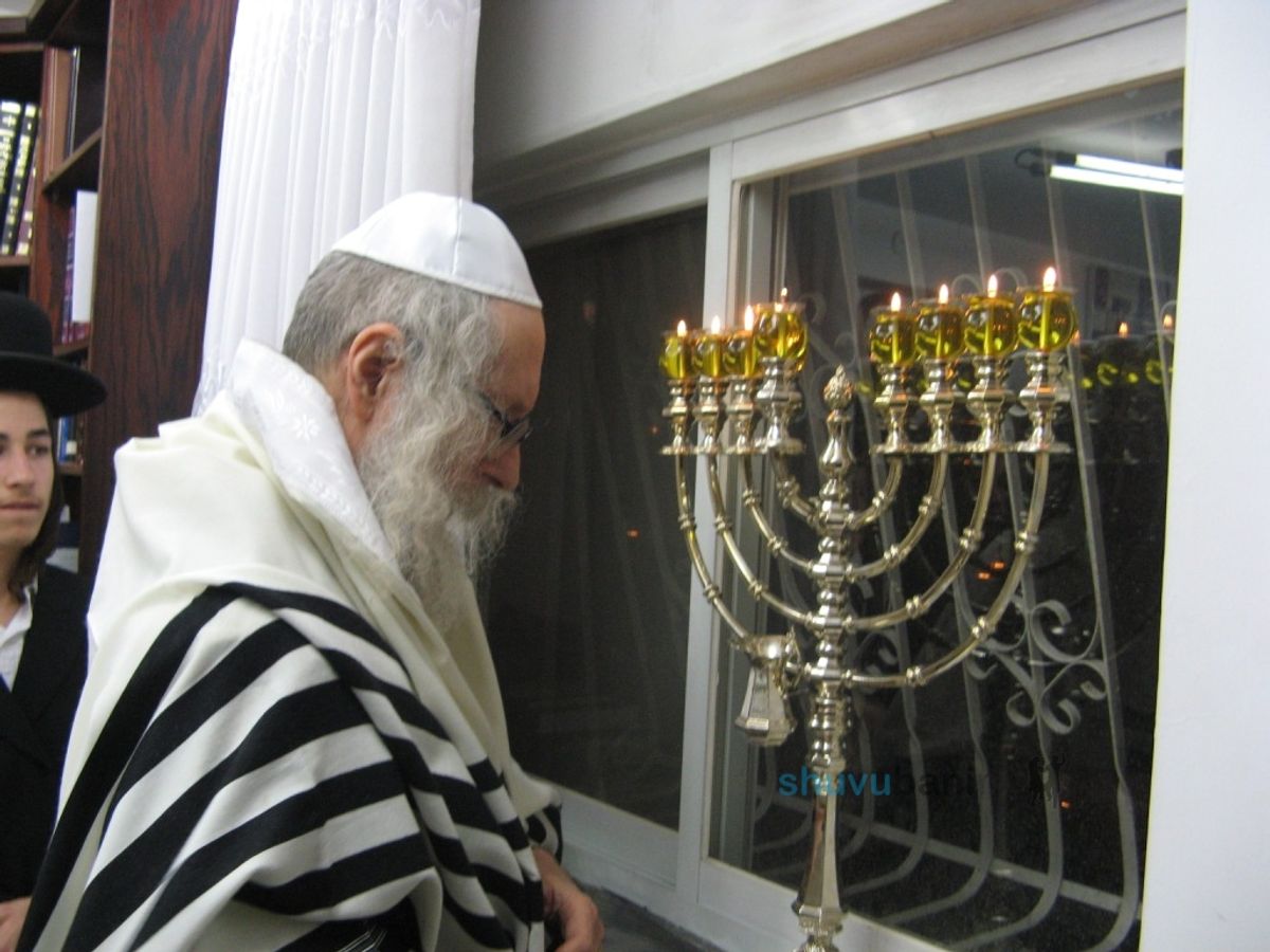 אַךְ בְּזֹאת • לקט תפילות מהגה"צ רבי אליעזר ברלנד שליט"א לזאת חנוכה