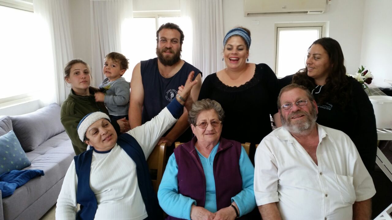 המוהל הרה"ח חיים אלעזר ברנדסדורפר כעת באוהל התפילות בהולנד הכנות לברית