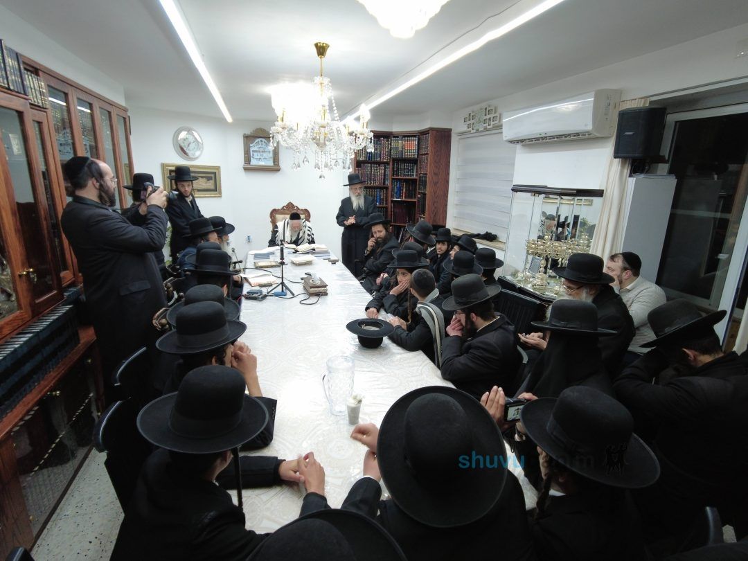 שיעור לבחורי שיעור ב' בישיבת 'חכמה ודעת' במעונו של הגה"צ רבי אליעזר ברלנד שליט"א